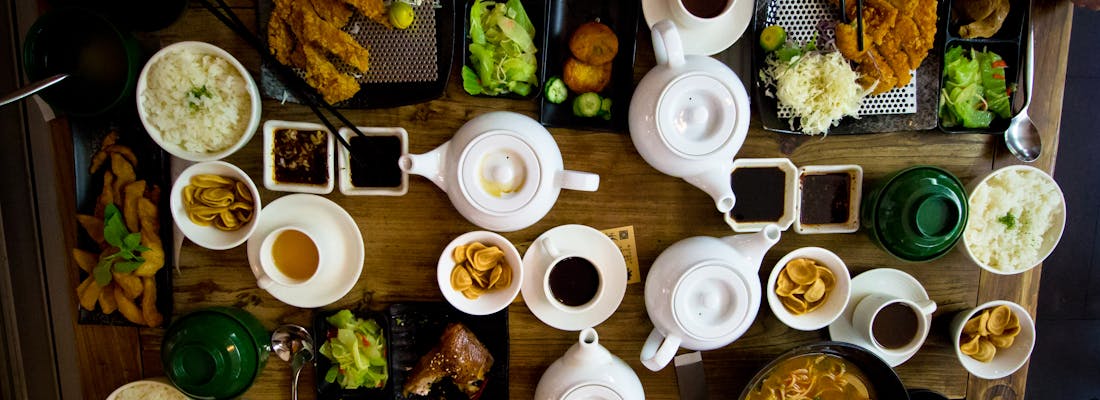 Communal eating in Hong Kong by Vincent MA Janssen from Pexels