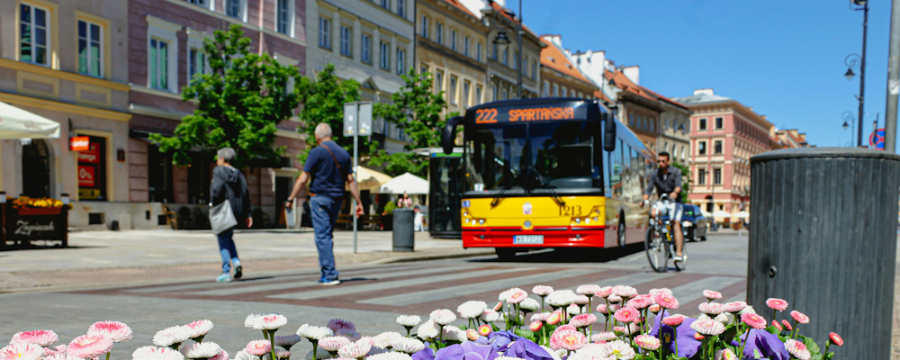 Downtown Intersection in Warsaw by 베아 밀러 (@ttsujigiri) on Unsplash