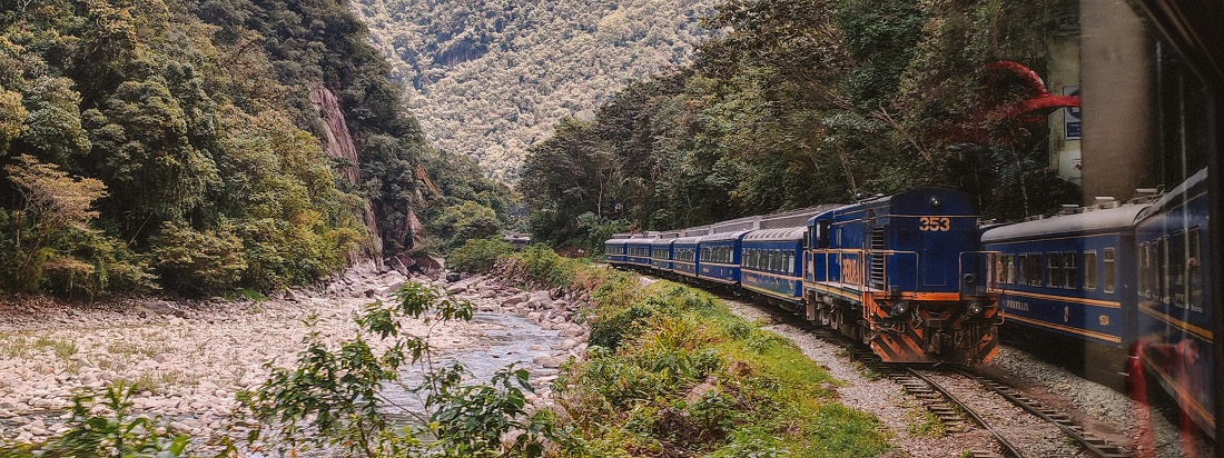 Train in Peru by Sandra Camacho from Pexels